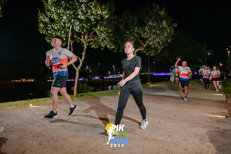 Race photo from PIK NITE RUN 2025