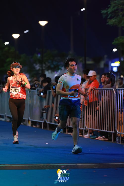 Race photo from PIK NITE RUN 2025