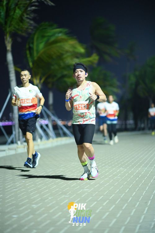 Race photo from PIK NITE RUN 2025