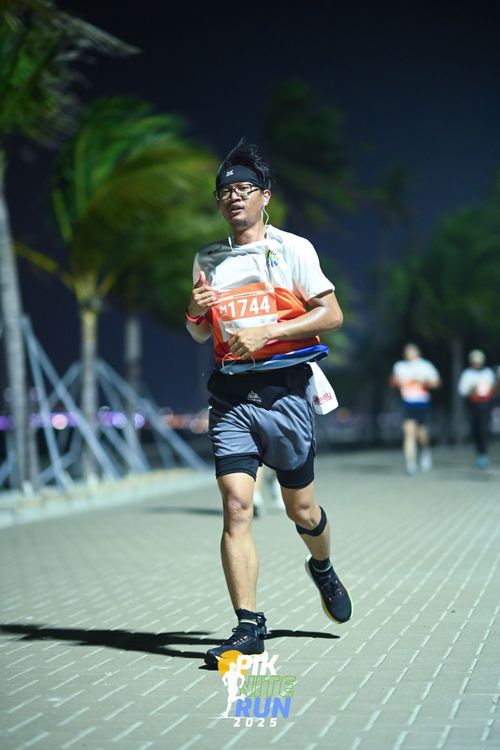 Race photo from PIK NITE RUN 2025