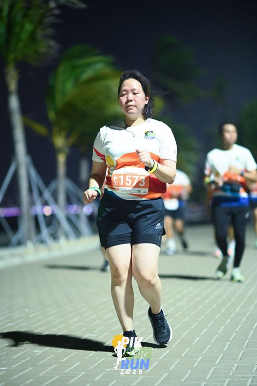 Race photo from PIK NITE RUN 2025