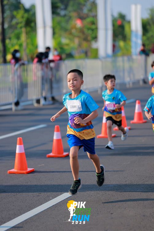 Race photo from PIK NITE RUN 2025