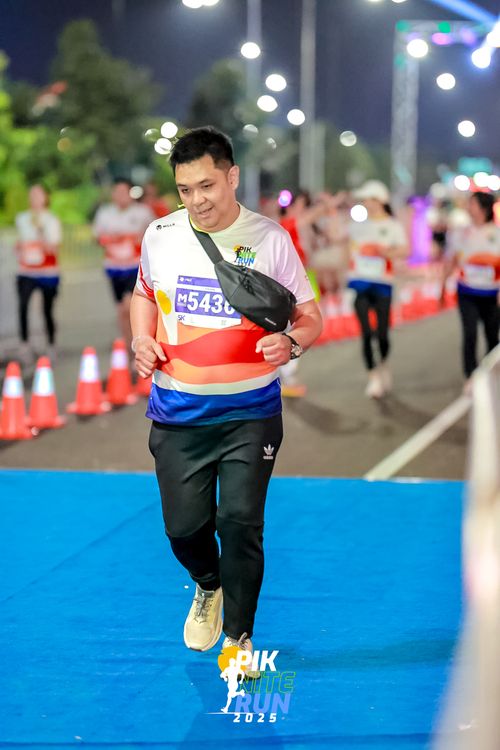 Race photo from PIK NITE RUN 2025