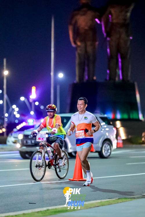 Race photo from PIK NITE RUN 2025
