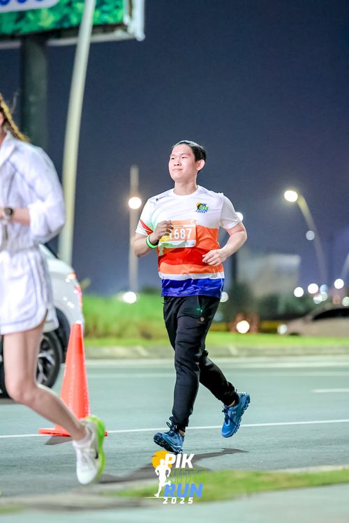 Race photo from PIK NITE RUN 2025