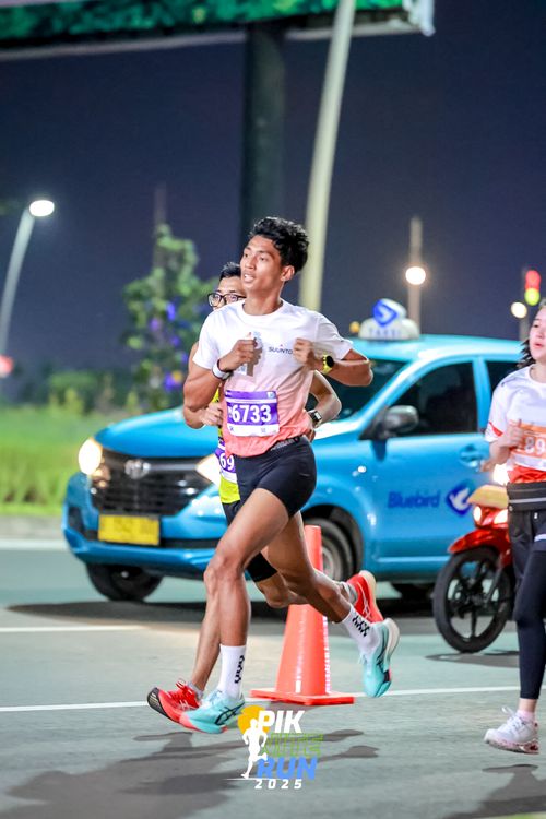 Race photo from PIK NITE RUN 2025