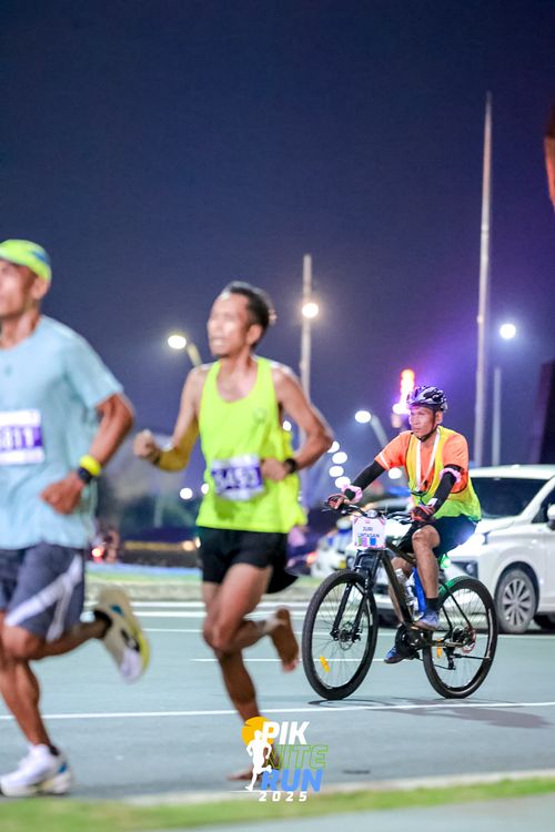 Race photo from PIK NITE RUN 2025
