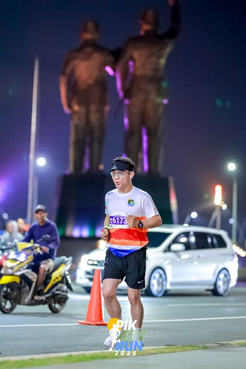 Race photo from PIK NITE RUN 2025
