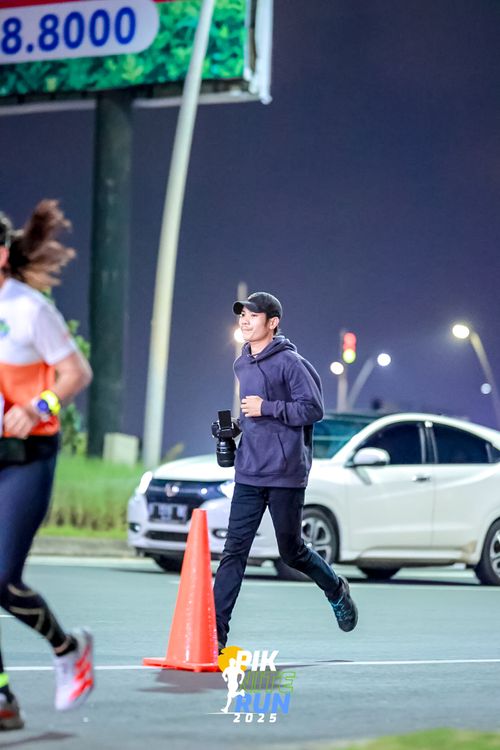 Race photo from PIK NITE RUN 2025