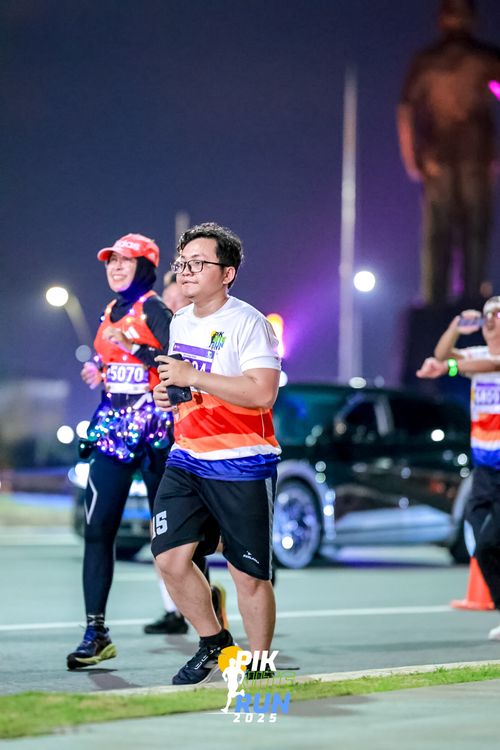 Race photo from PIK NITE RUN 2025