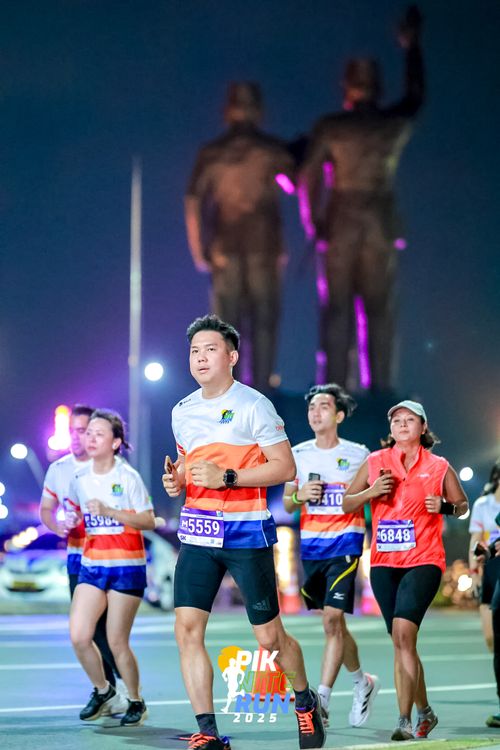 Race photo from PIK NITE RUN 2025