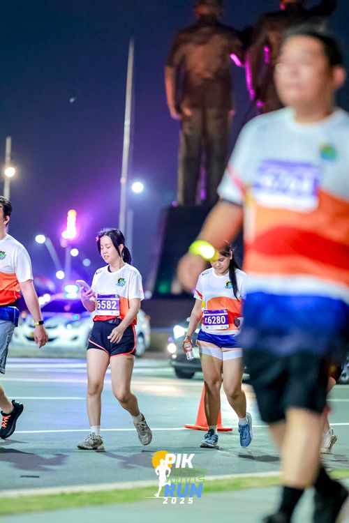 Race photo from PIK NITE RUN 2025