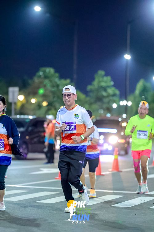 Race photo from PIK NITE RUN 2025