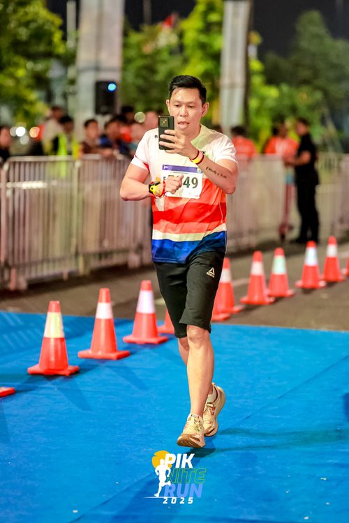 Race photo from PIK NITE RUN 2025