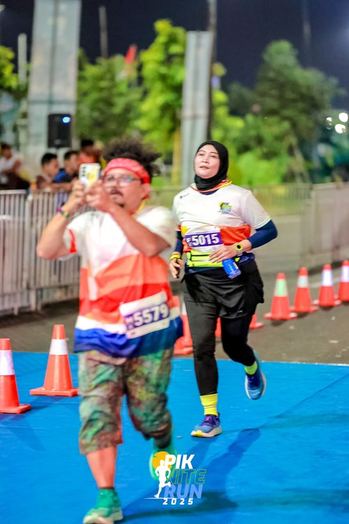 Race photo from PIK NITE RUN 2025
