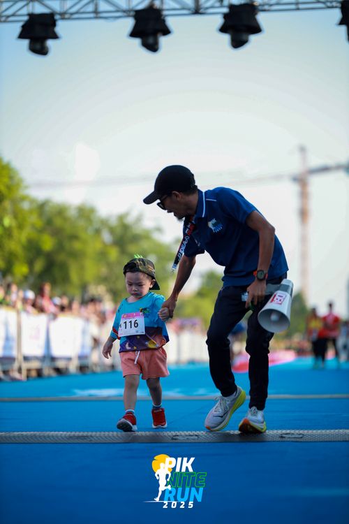 Race photo from PIK NITE RUN 2025