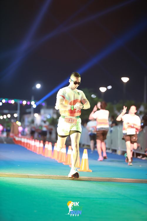 Race photo from PIK NITE RUN 2025