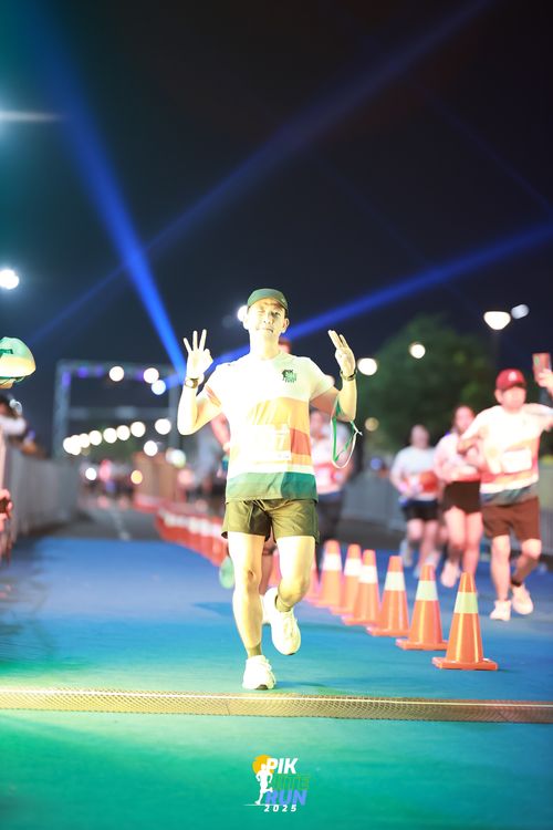 Race photo from PIK NITE RUN 2025