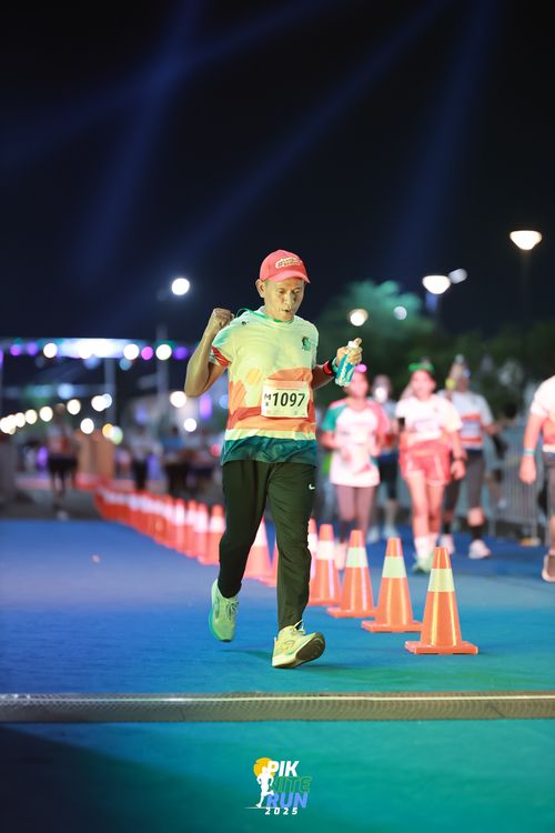 Race photo from PIK NITE RUN 2025