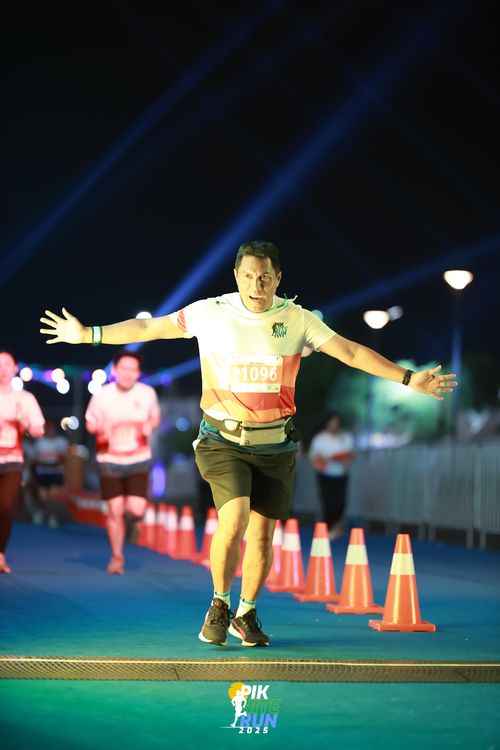 Race photo from PIK NITE RUN 2025
