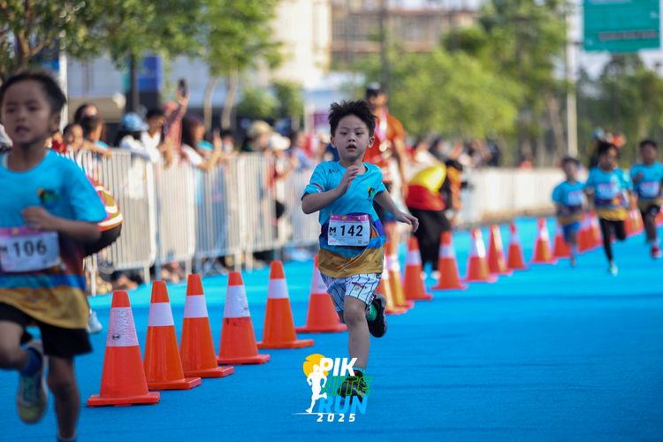 Race photo from PIK NITE RUN 2025