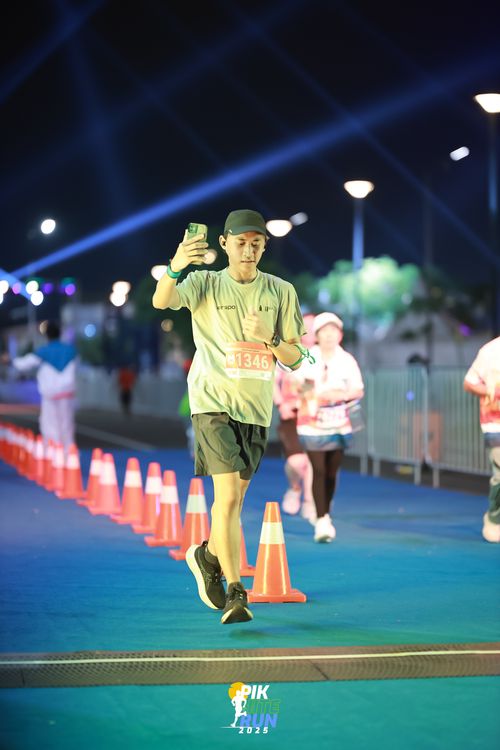 Race photo from PIK NITE RUN 2025