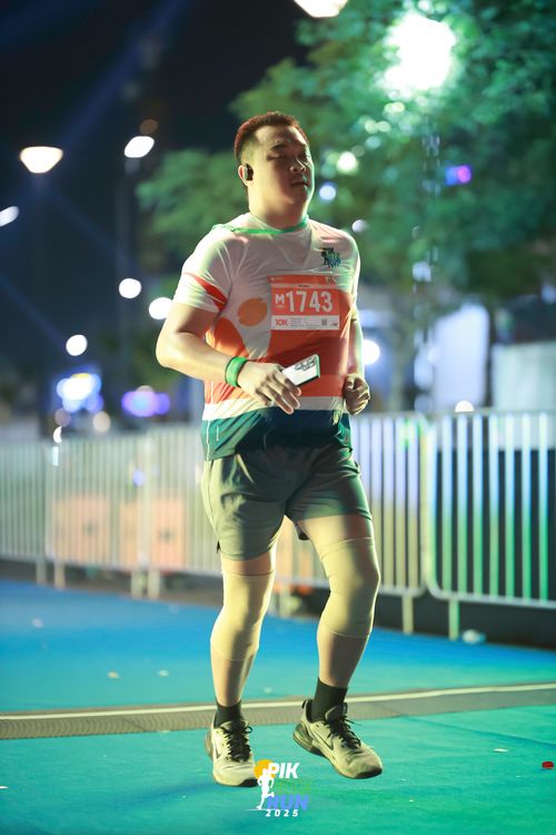 Race photo from PIK NITE RUN 2025