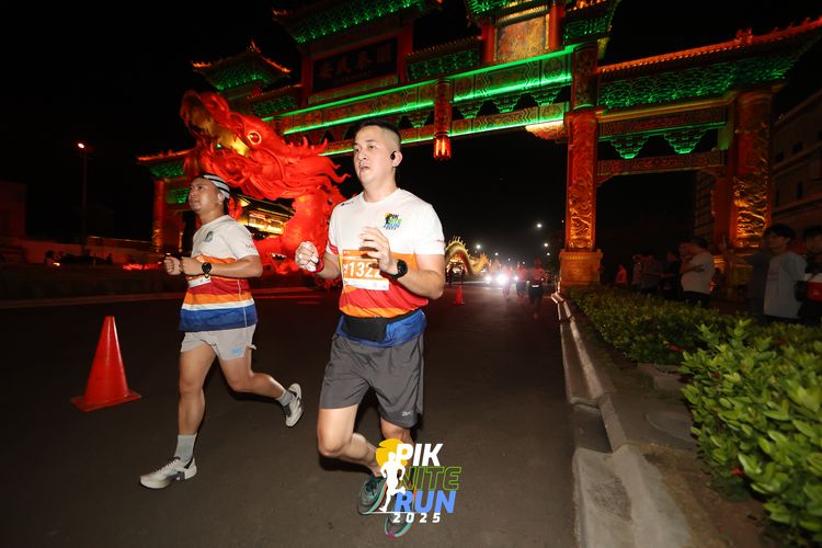 Race photo from PIK NITE RUN 2025