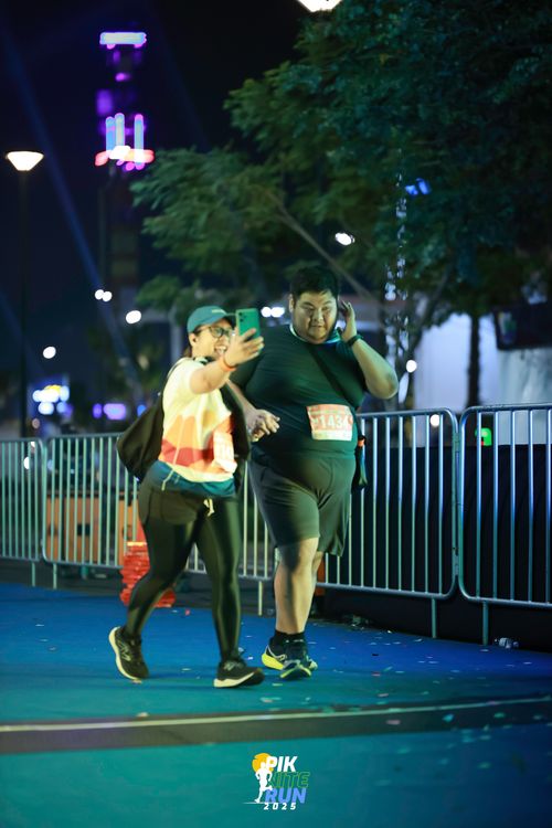 Race photo from PIK NITE RUN 2025