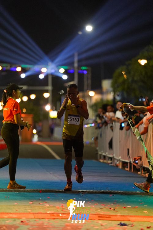 Race photo from PIK NITE RUN 2025