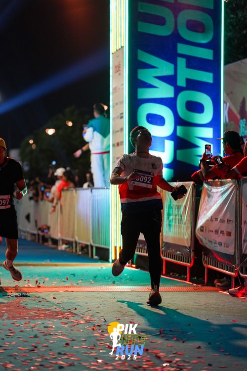 Race photo from PIK NITE RUN 2025