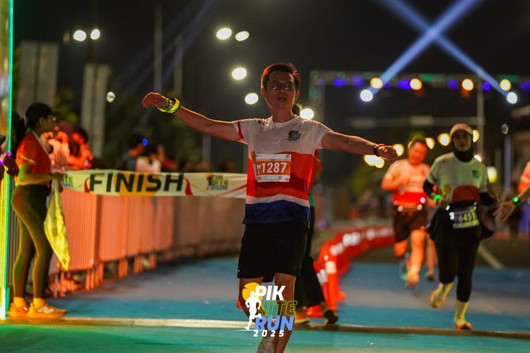 Race photo from PIK NITE RUN 2025