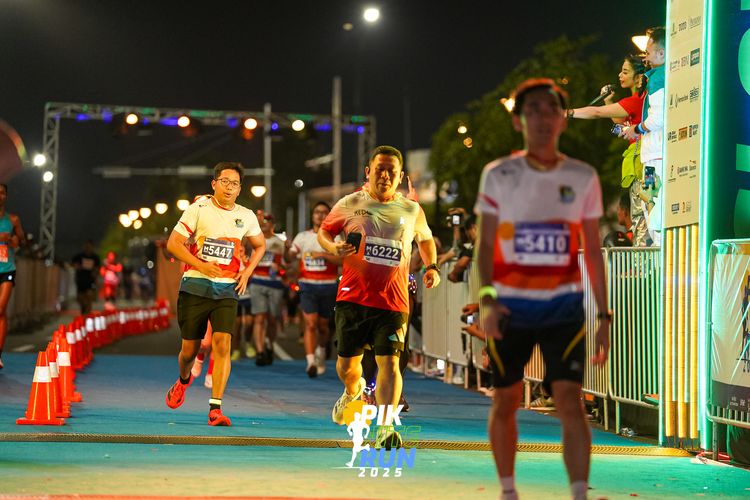 Race photo from PIK NITE RUN 2025