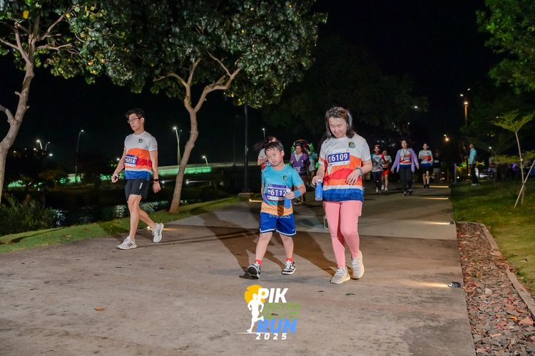 Race photo from PIK NITE RUN 2025