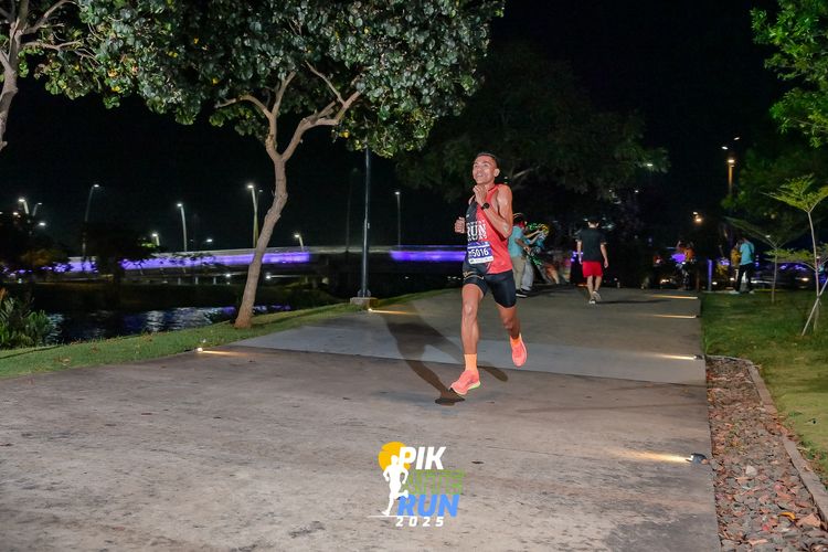 Race photo from PIK NITE RUN 2025