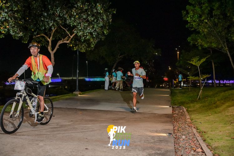 Race photo from PIK NITE RUN 2025