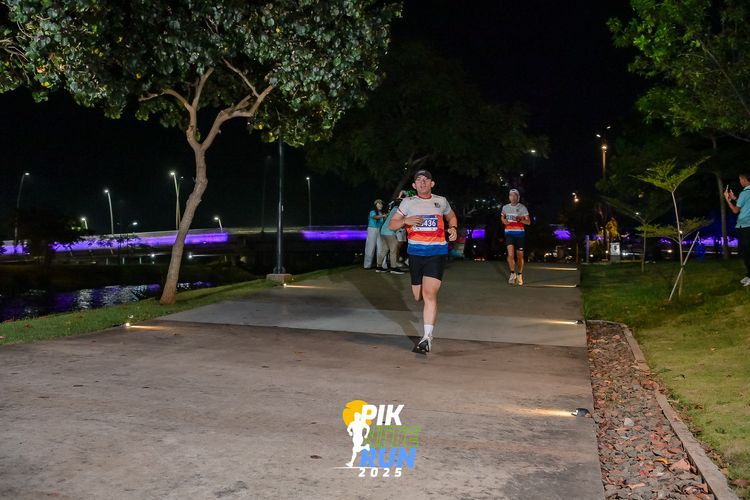 Race photo from PIK NITE RUN 2025