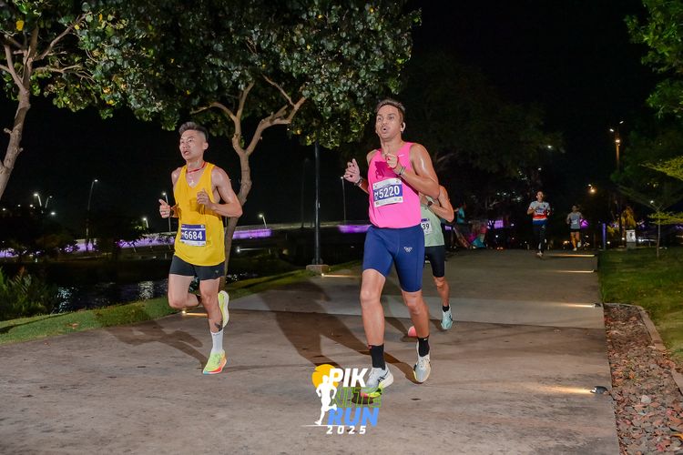 Race photo from PIK NITE RUN 2025
