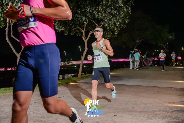 Race photo from PIK NITE RUN 2025