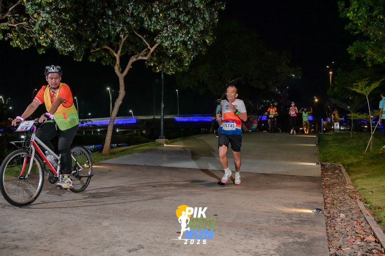 Race photo from PIK NITE RUN 2025