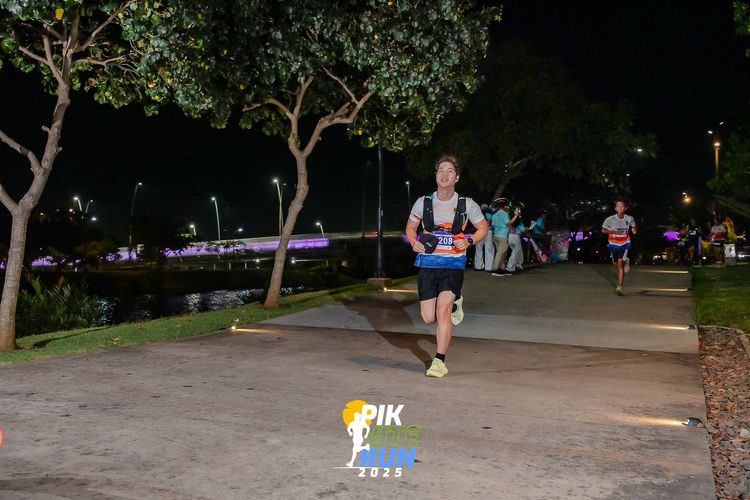 Race photo from PIK NITE RUN 2025