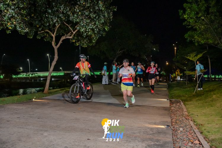 Race photo from PIK NITE RUN 2025