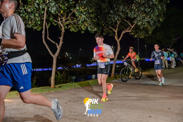 Race photo from PIK NITE RUN 2025