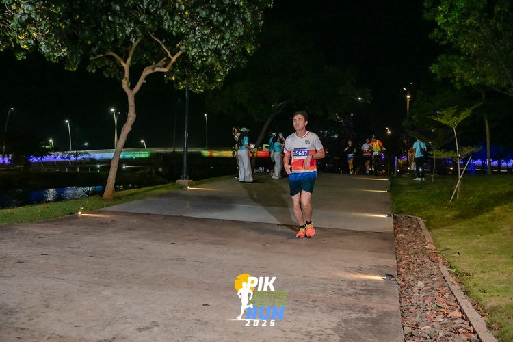 Race photo from PIK NITE RUN 2025