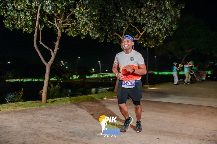 Race photo from PIK NITE RUN 2025