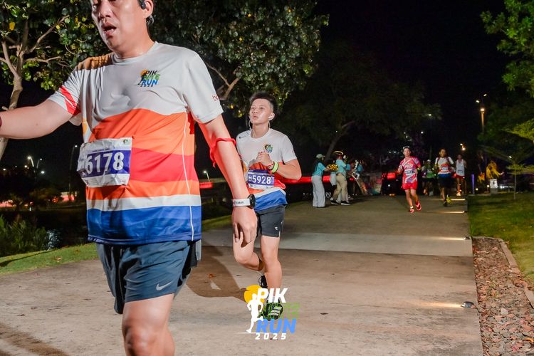 Race photo from PIK NITE RUN 2025