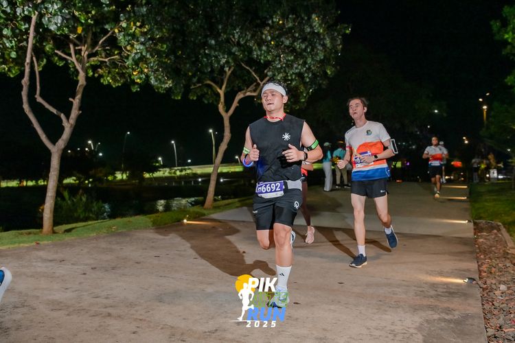 Race photo from PIK NITE RUN 2025