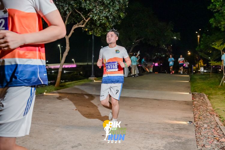 Race photo from PIK NITE RUN 2025