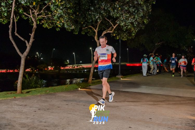 Race photo from PIK NITE RUN 2025