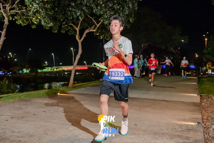 Race photo from PIK NITE RUN 2025